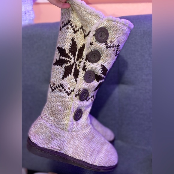 size 7 fuzzy winter boots - Picture 1 of 4